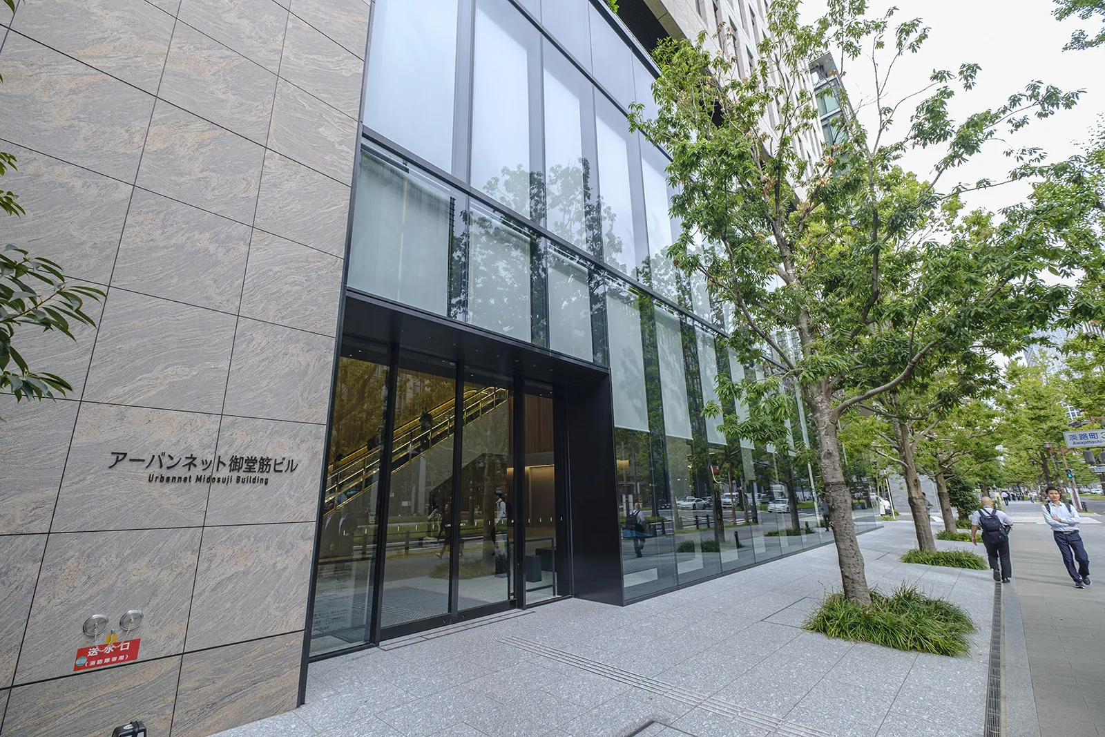 大阪・淀屋橋にある本社オフィスビルの外観