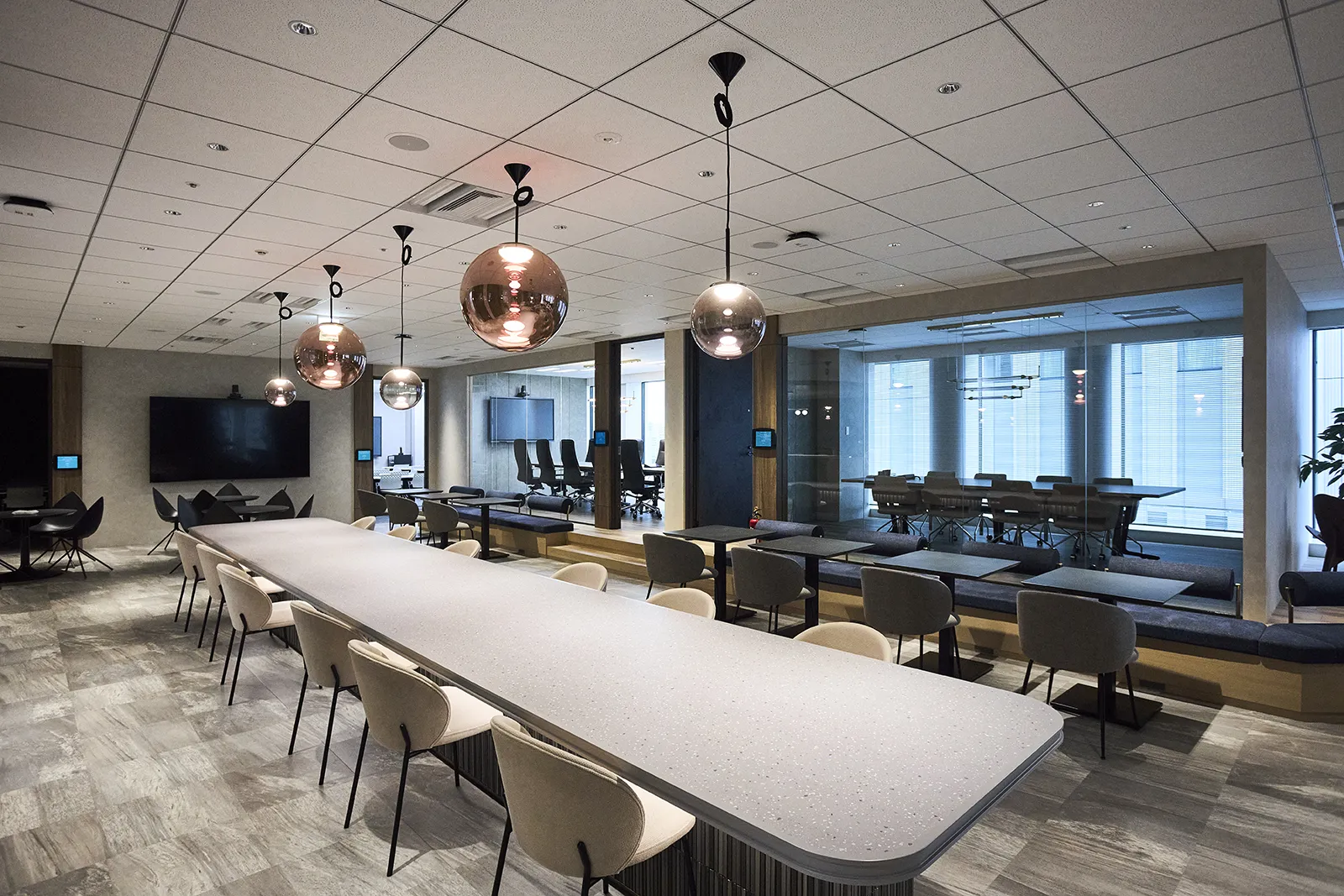 打ち合わせや休憩に利用できる社内のコミュニケーションスペース