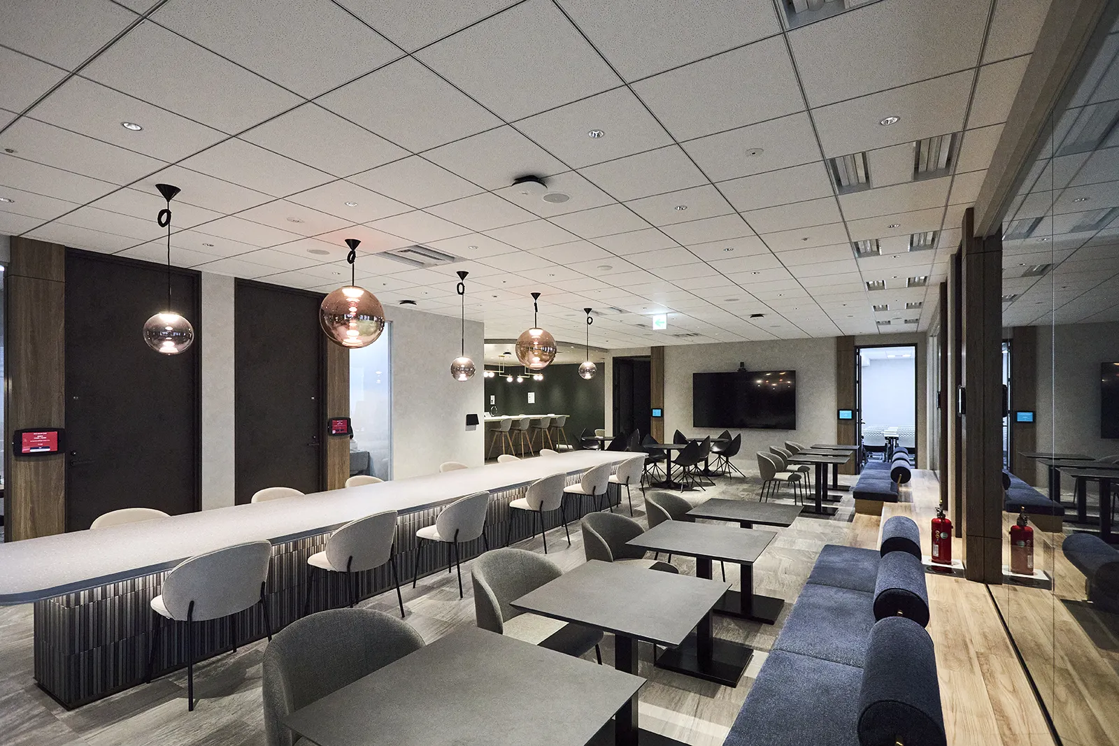 社員同士の交流やミーティングに使われる社内ラウンジスペース