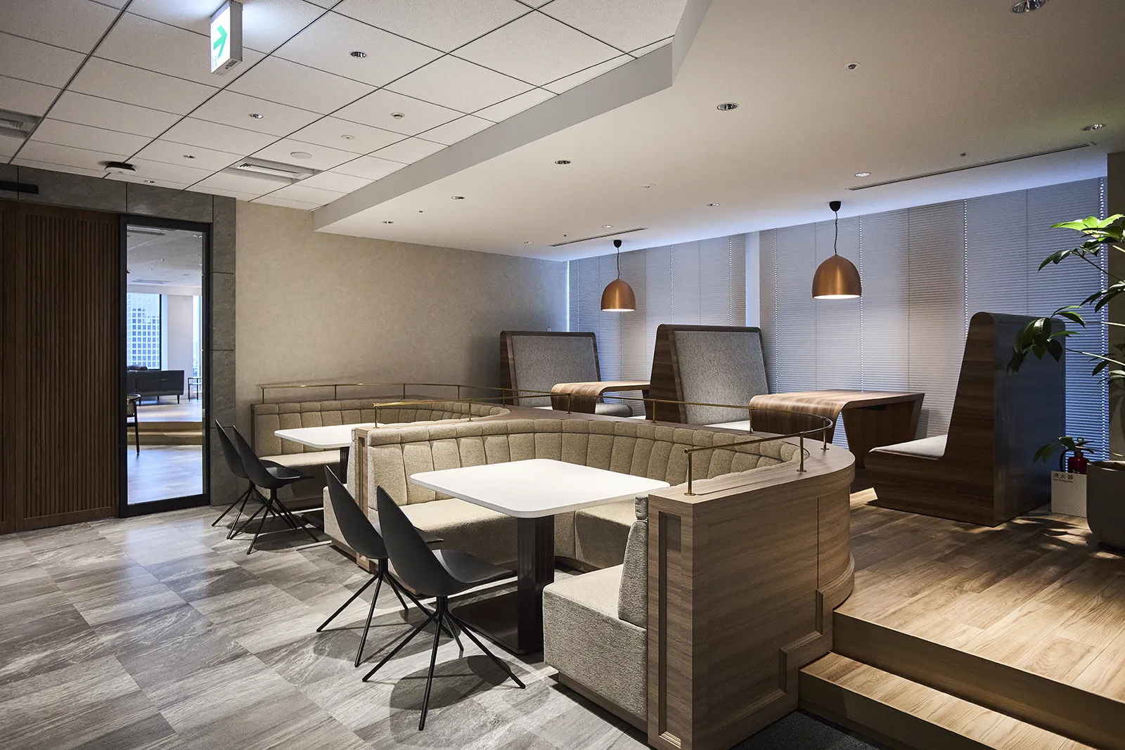 打ち合わせやランチに利用できる社内の飲食スペース