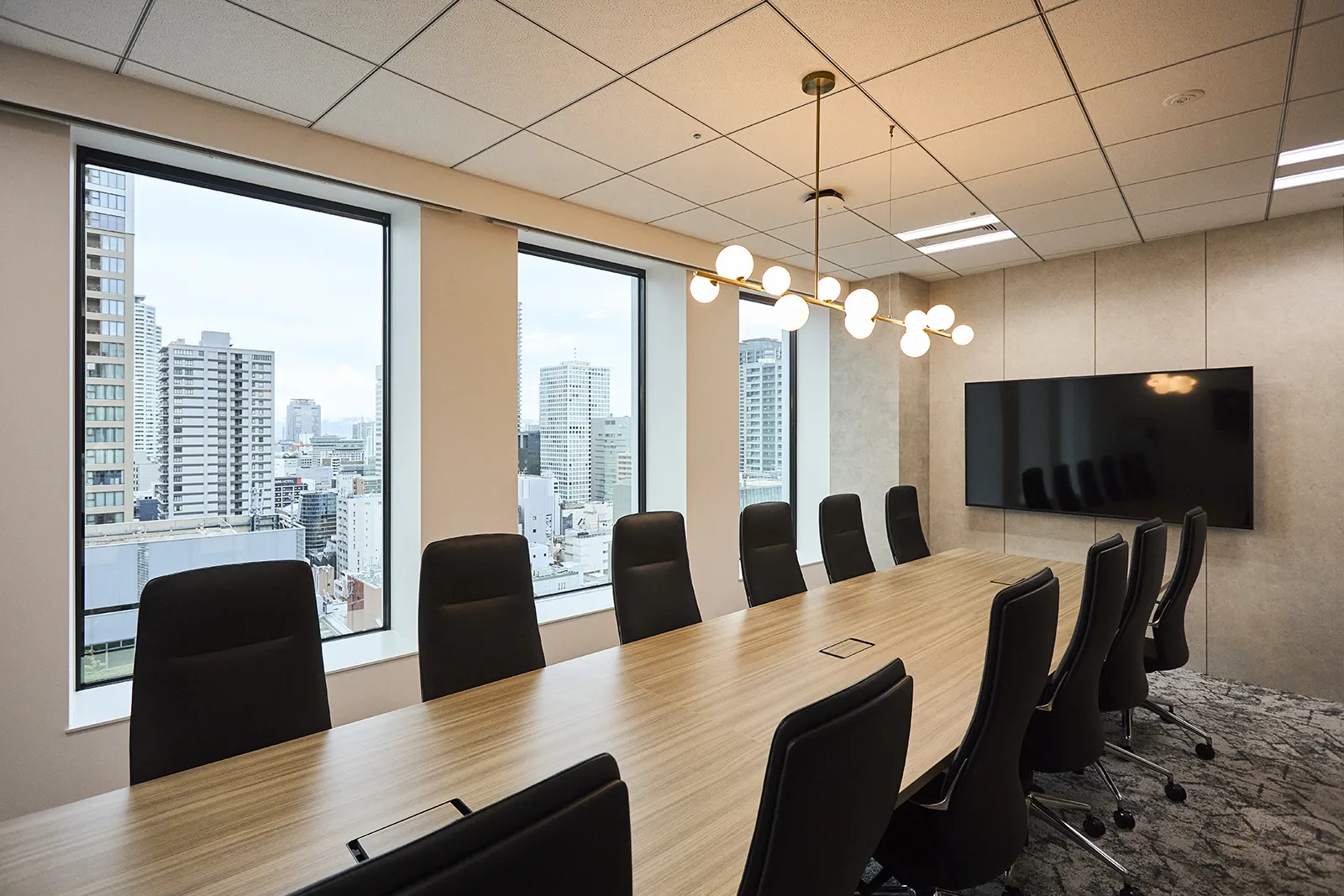 大型モニターを備えた社内の会議室