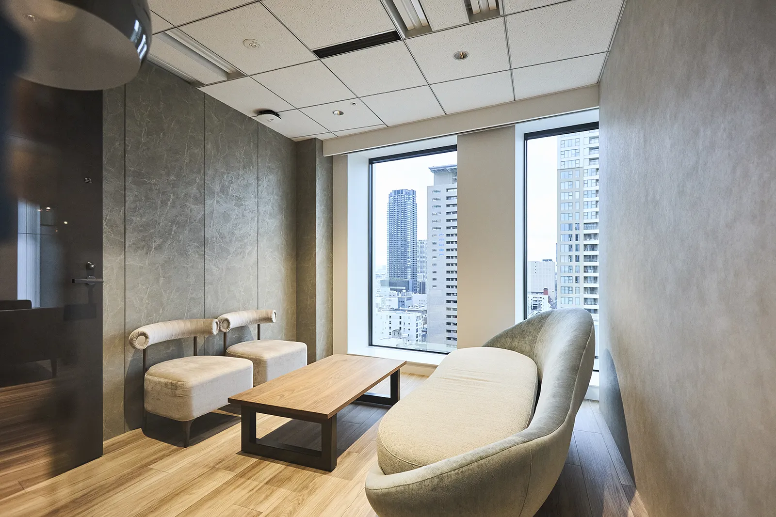 少人数での打ち合わせや休憩に使える社内スペース