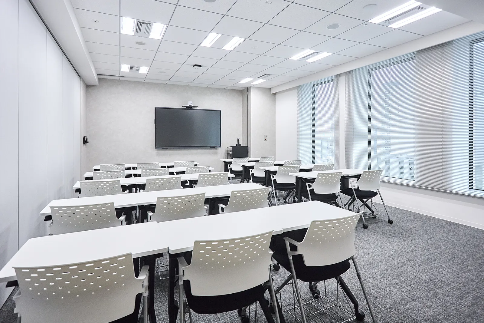 研修や社内セミナーに使用される社内の研修ルーム